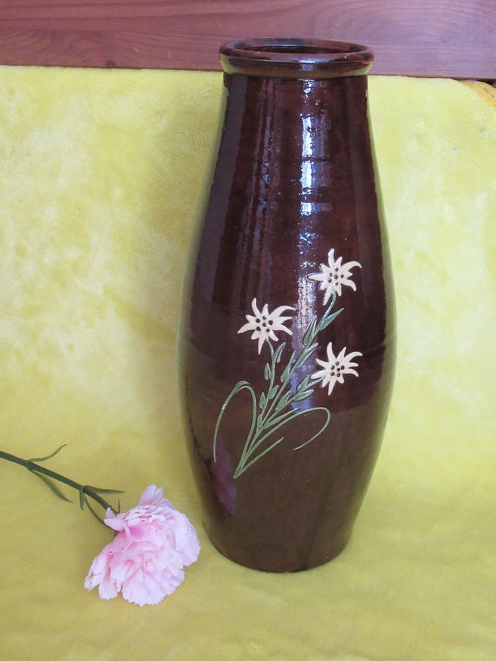 Vase marron avec motif Edelweiss en relief Dcoration