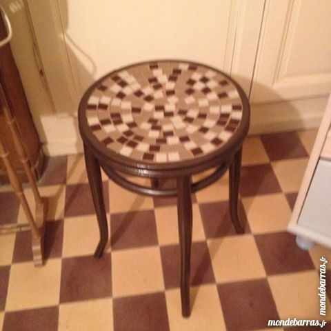 Très joli tabouret ancien. 35 Paris 20 (75)