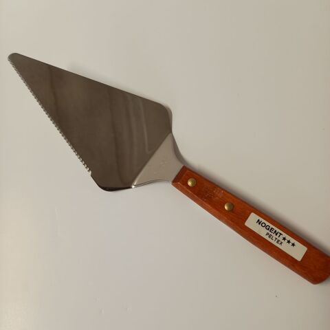 Pelle � tarte en m�tal et son manche en bois, made in France 19 Saumur (49)