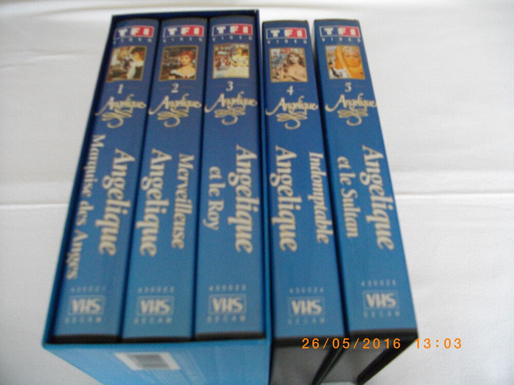 Cinq cassettes vid&eacute;o vhs de : "ANGELIQUE" DVD et blu-ray