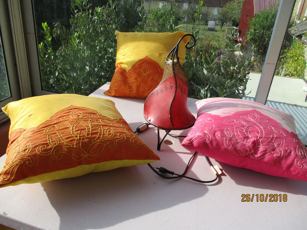 Lot lampe fer forg&eacute; + 3 coussins ocre - violet. Décoration
