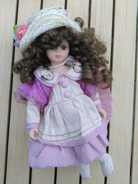 Poupée en porcelaine rose au chapeau
5 Breuillet (91)