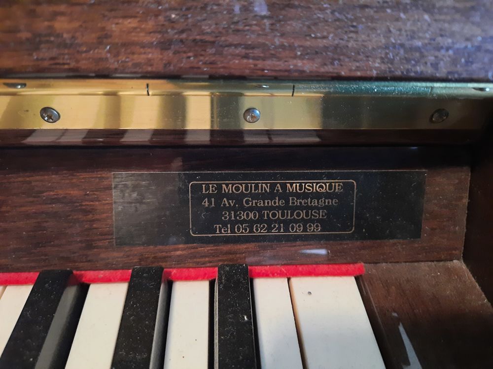 Beau piano droit d'expression Instruments de musique