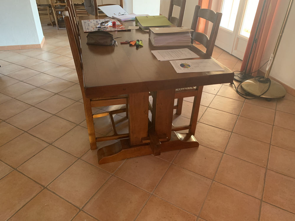 Particulier une table monast&egrave;re en ch&ecirc;ne massif &eacute;tuv&eacute;. Meubles