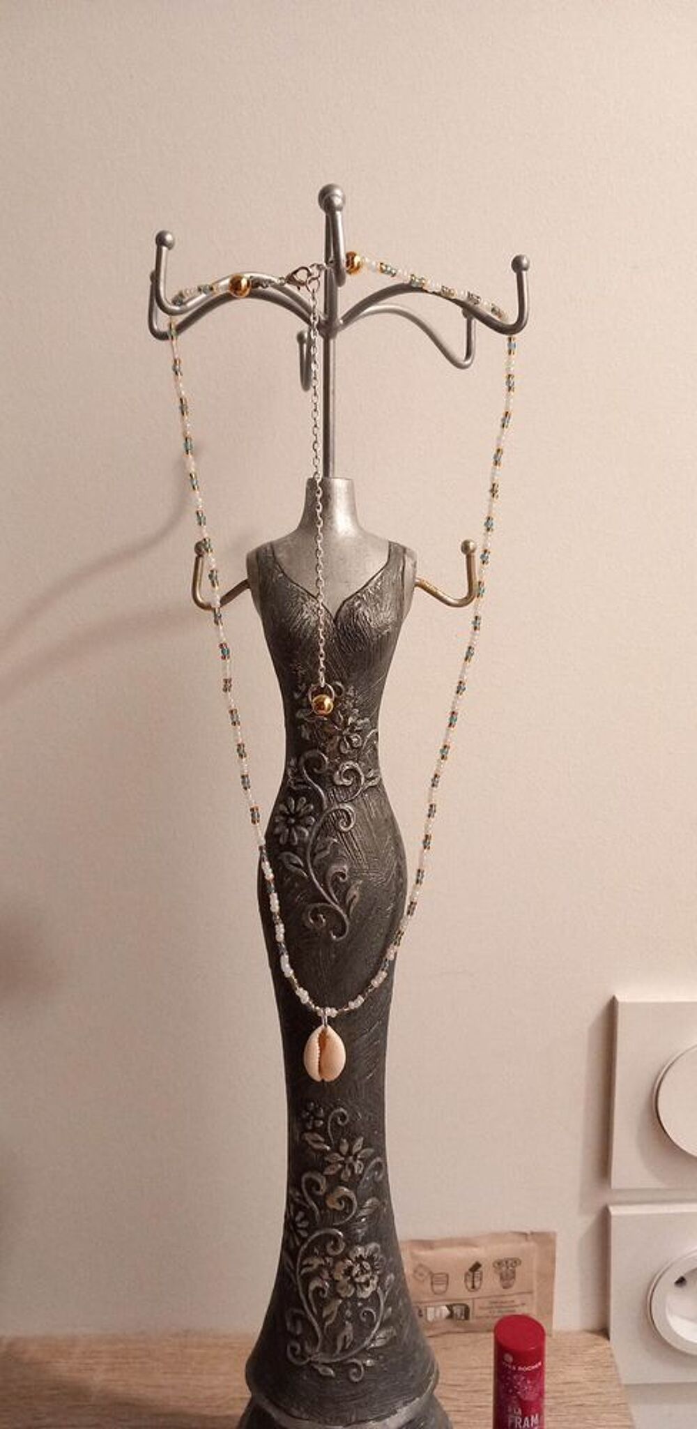 collier avec perles et coquillage Bijoux et montres