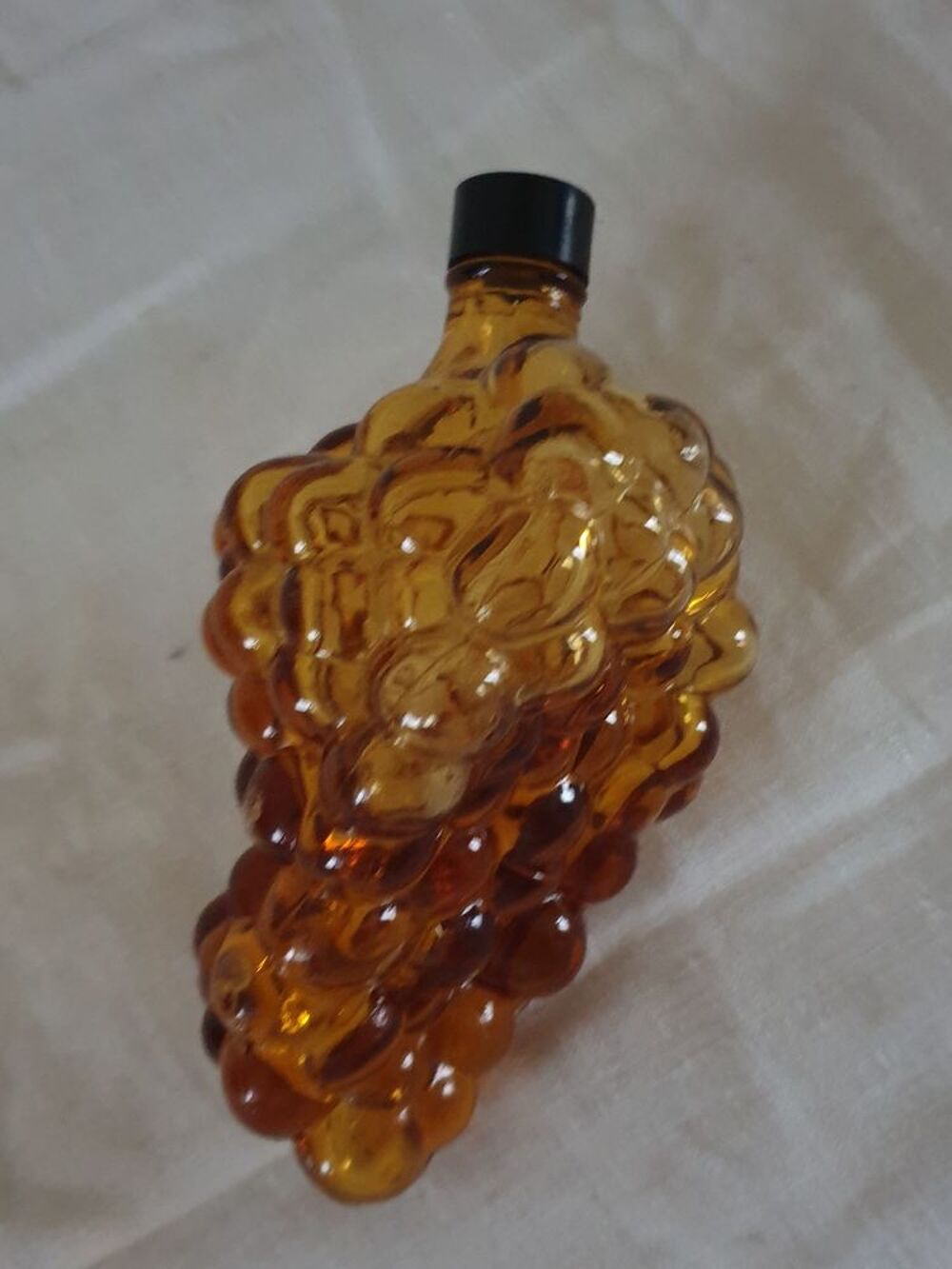 Flacon en verre fum&eacute; en forme de grappe de raisin - Vintage Décoration