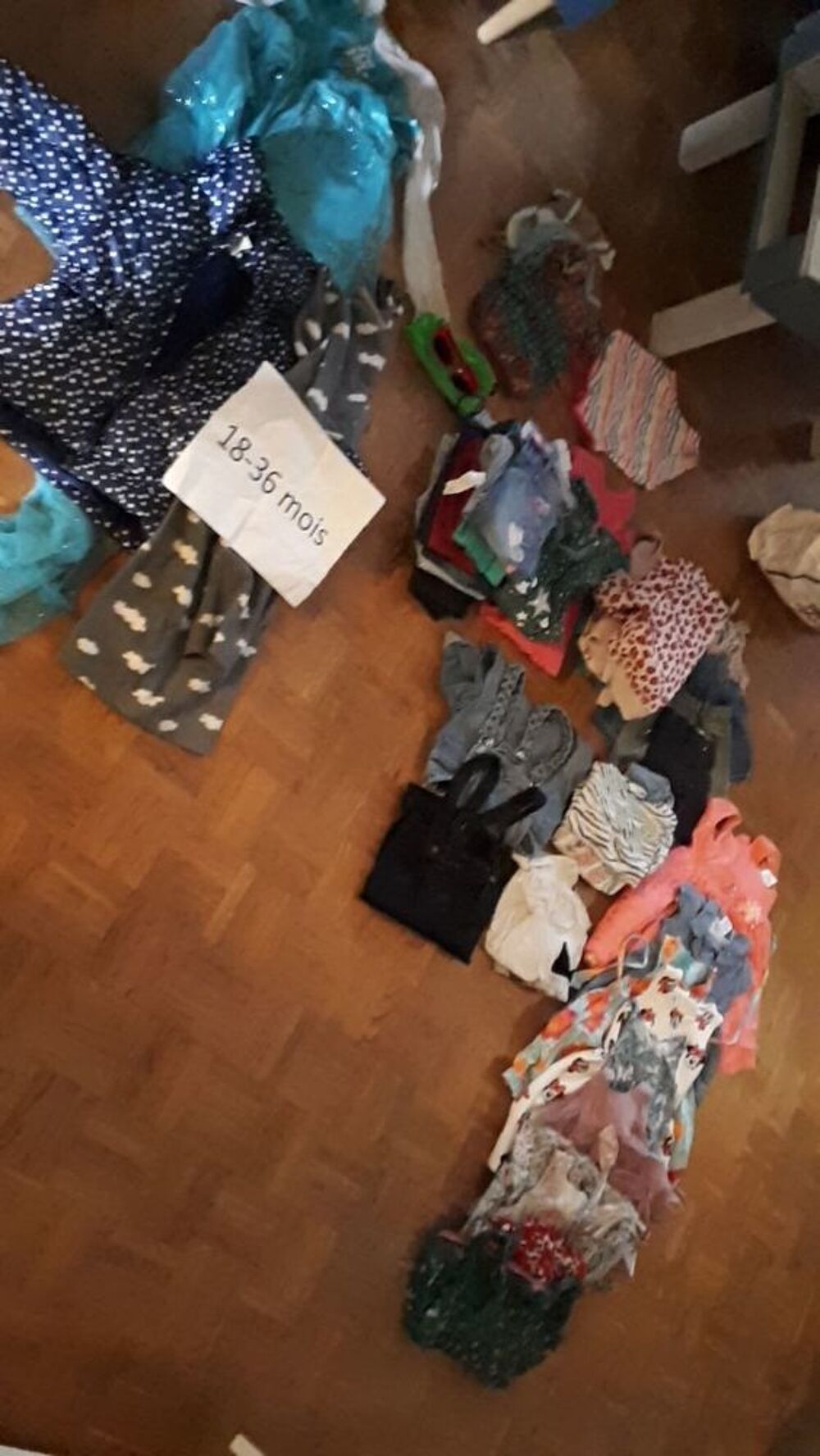 2 lots de v&ecirc;tements fille:
- 6/18 mois
- 18/36 mois
Vêtements