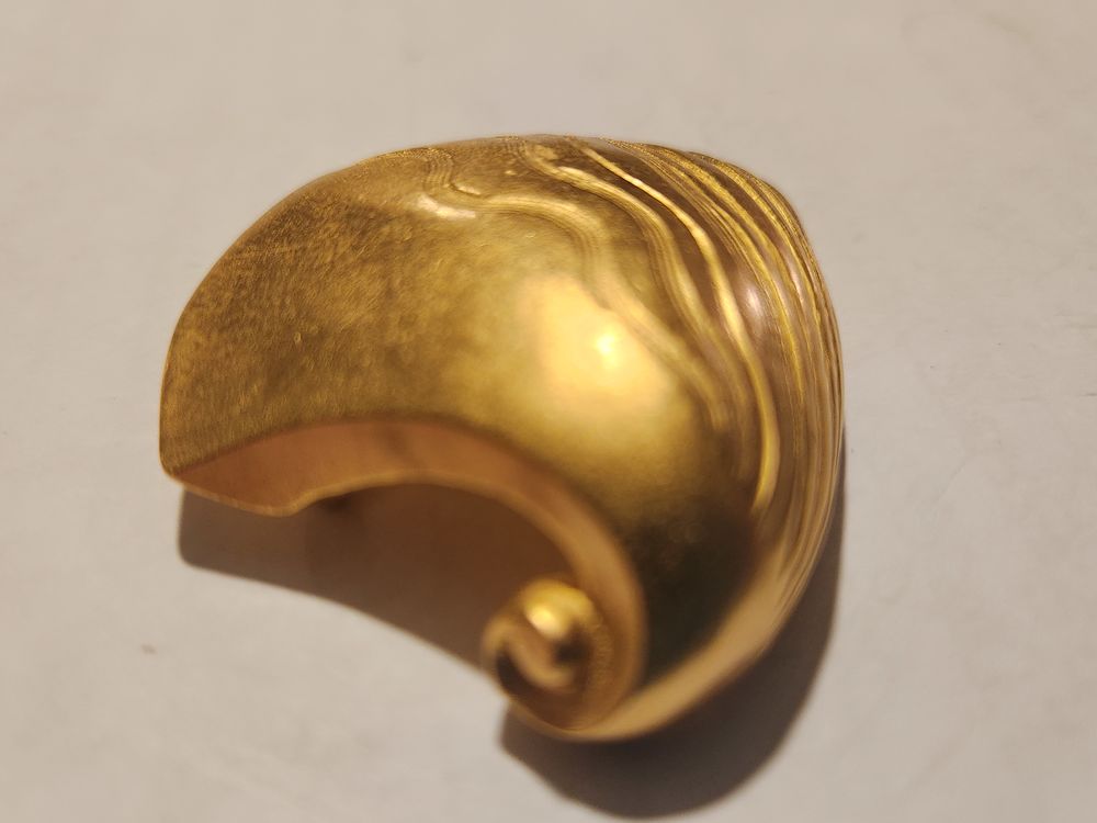 Broche Coquillage cisel&eacute; dor&eacute; ANTIGONA Bijoux et montres