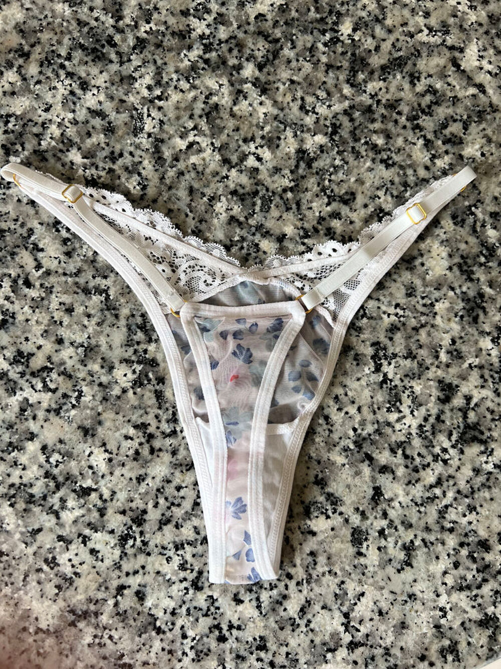String Femme Blanc en Dentelle. Neuf. Taille XS Vêtements