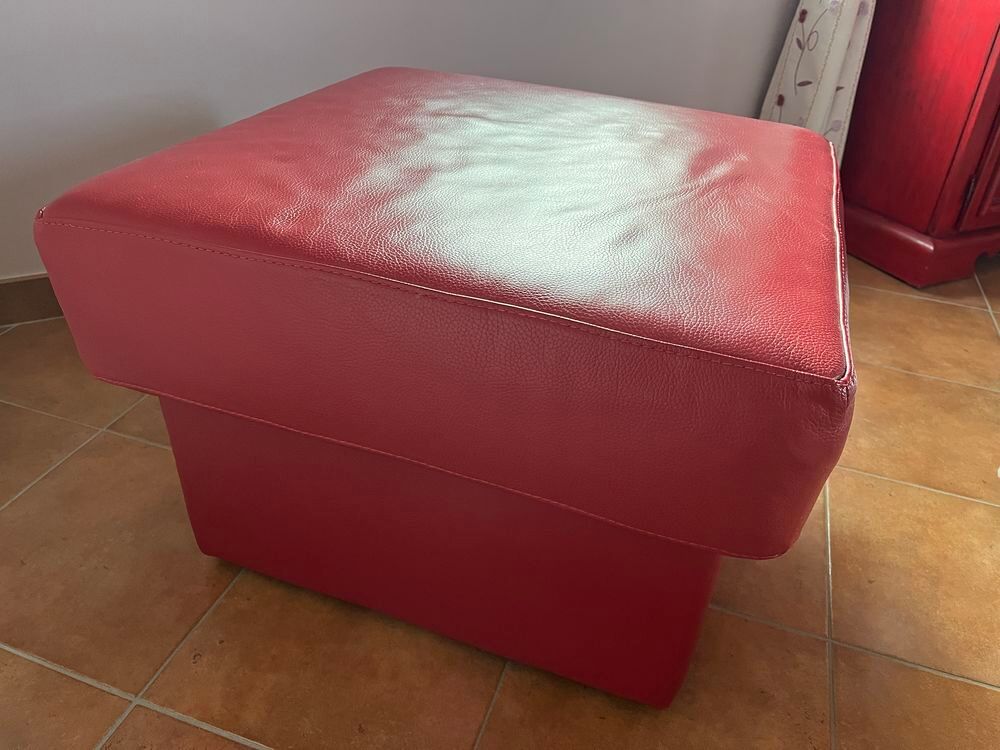 Canap&eacute; 3 places &amp; ses 2 poufs assortis en cuir rouge Herm&egrave;s Meubles
