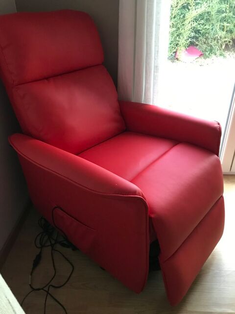 Fauteuil releveur rouge 145 Cabestany (66)