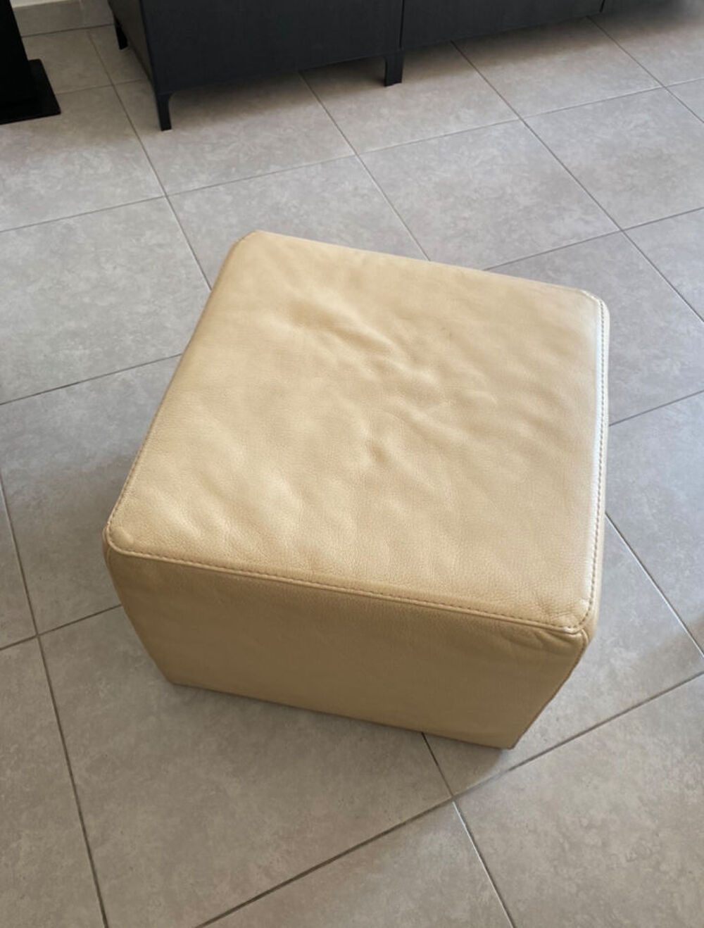 Canap&eacute; en cuir avec M&eacute;ridienne + Pouf Natuzzi
Meubles
