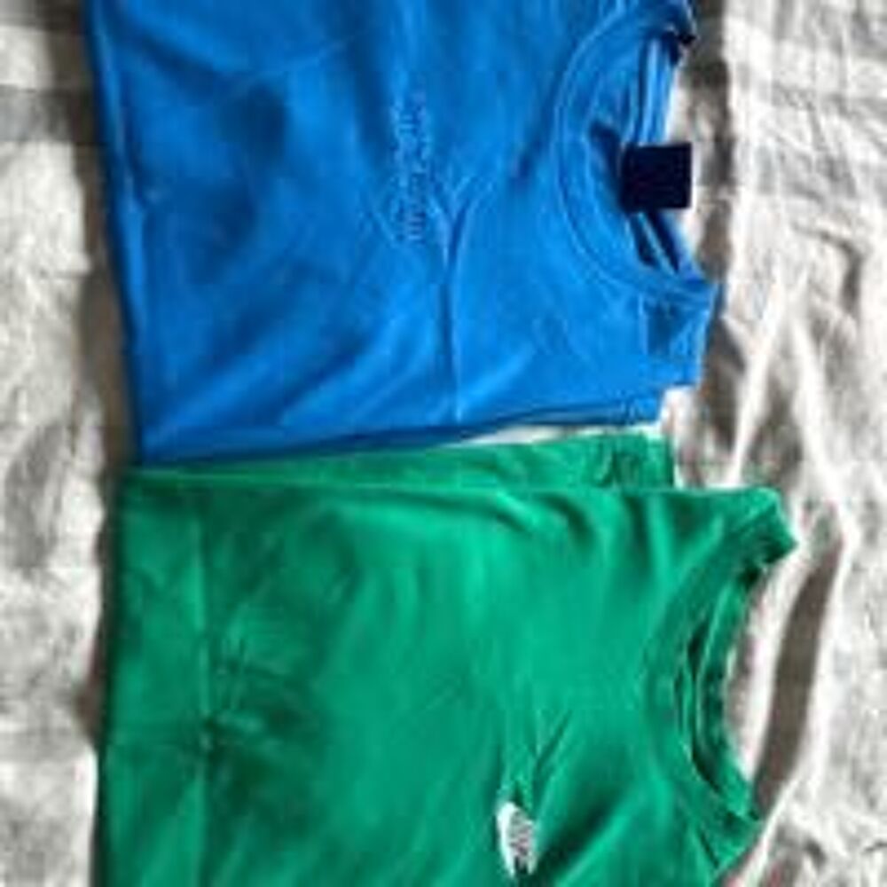 T-shirt xs Champion bleu et Nike vert Vêtements