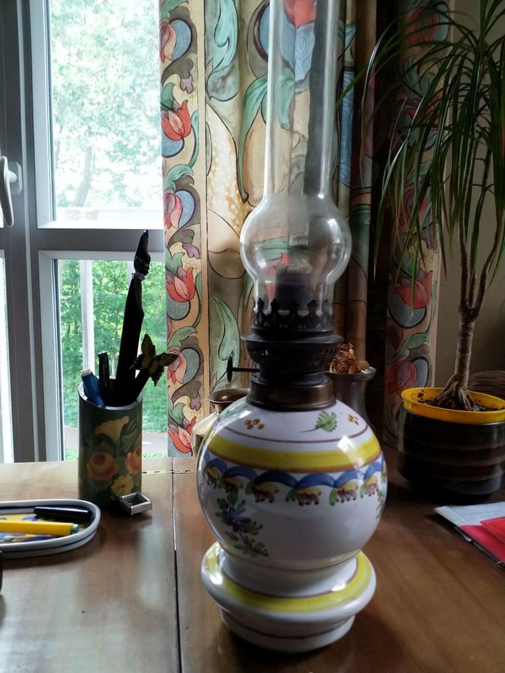 Lampe &agrave; p&eacute;trole, porcelaine ancienne Décoration