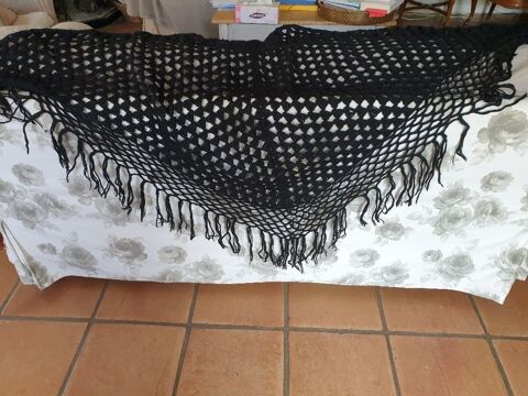 2 ch�les vintage : 1 noir et 1 blanc 8 Mouxy (73)