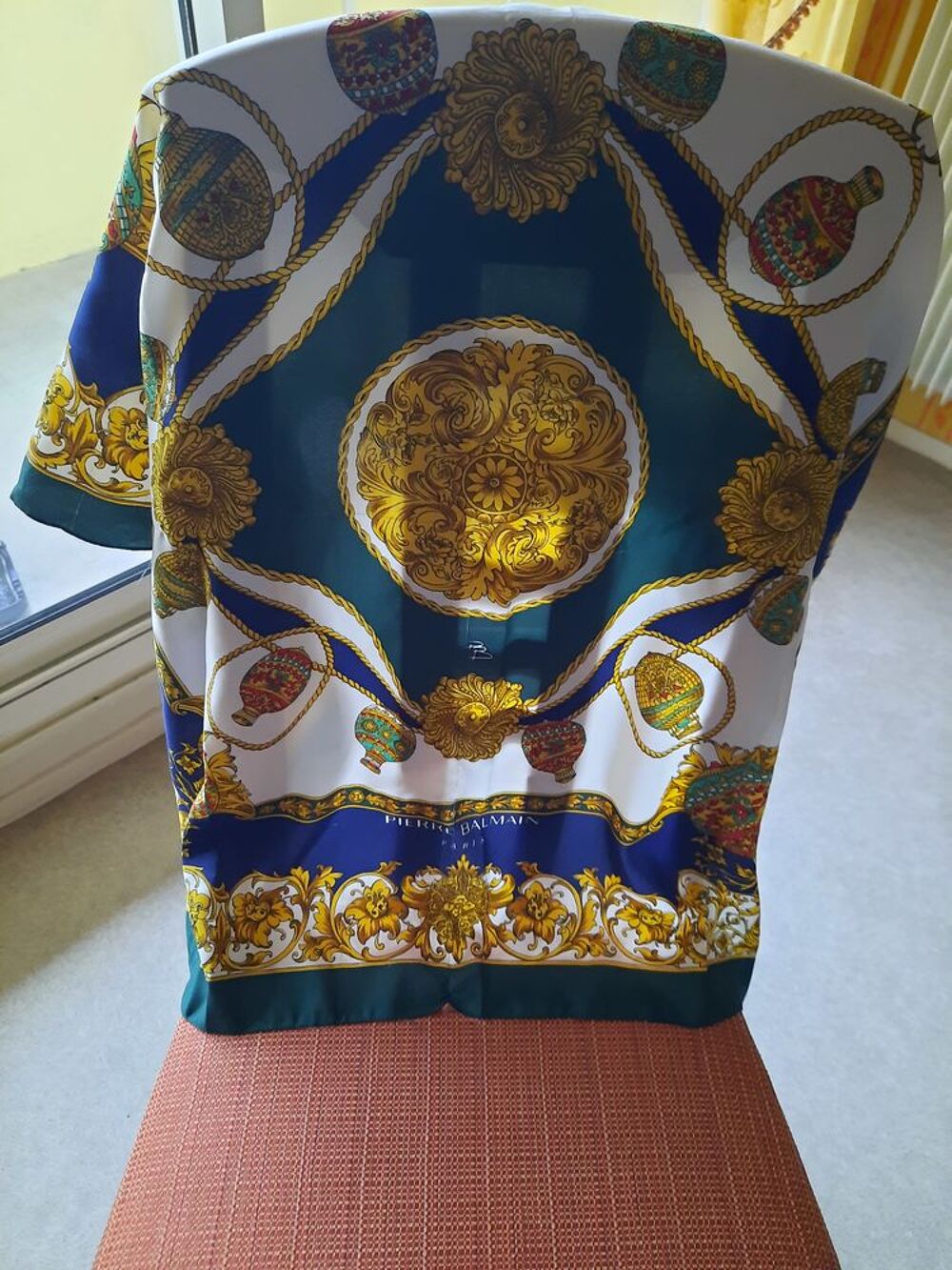 Foulard Pierre Balmain neuf Vtements