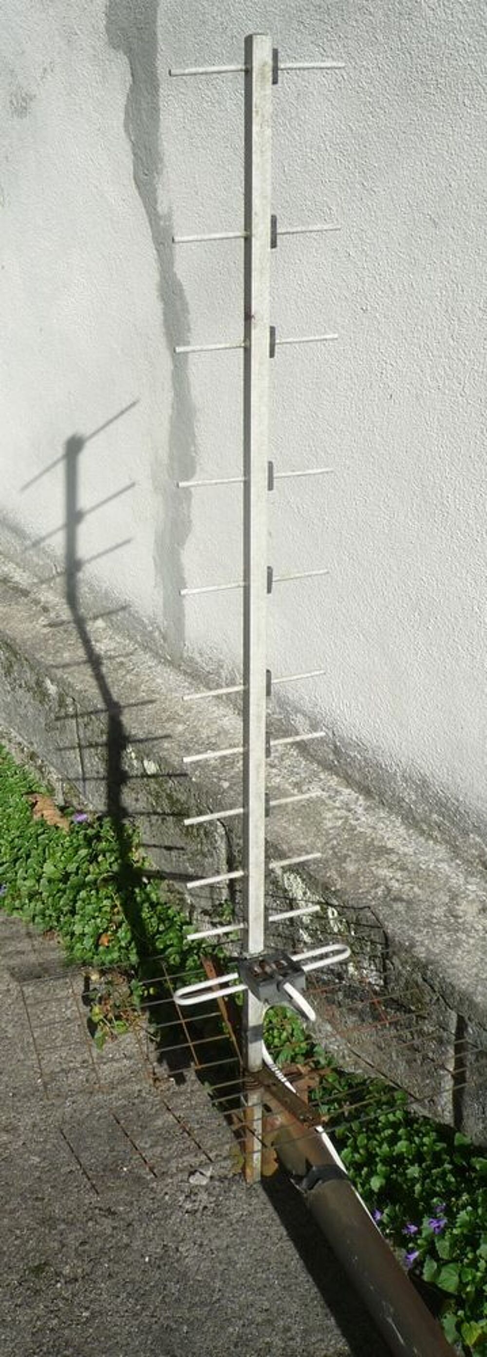 Antenne de toit r&acirc;teau pour r&eacute;ception t&eacute;l&eacute;vision TNT Photos/Video/TV