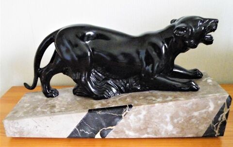 Sculpture animalire reprsentant une   Lionne  l'afft    150 chillais (17)