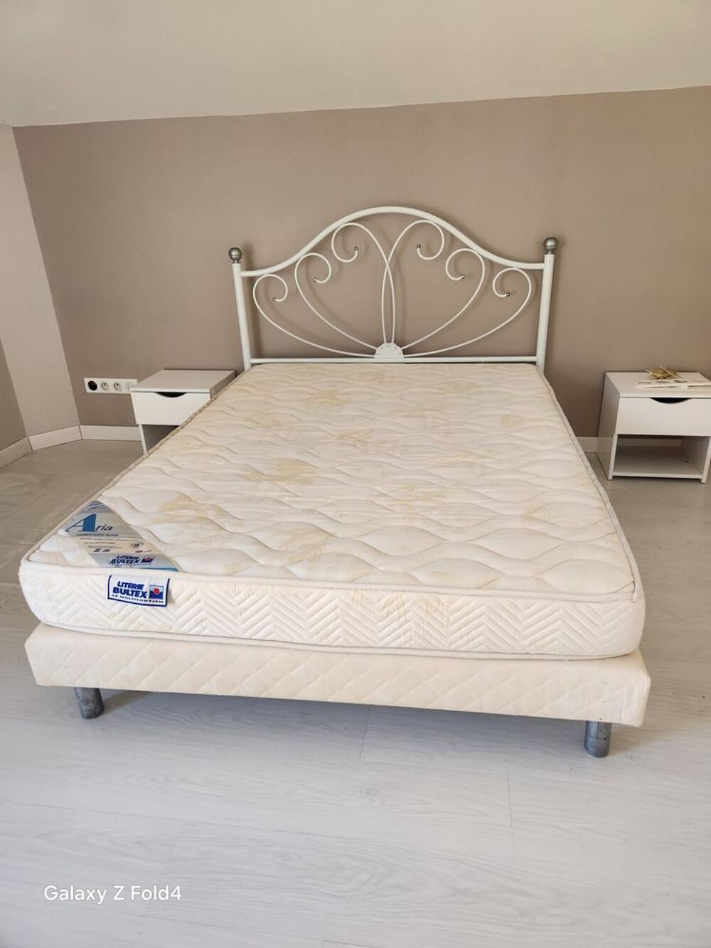lit + sommier &agrave; lattes + sommier BULTEX + 2 tables de Meubles