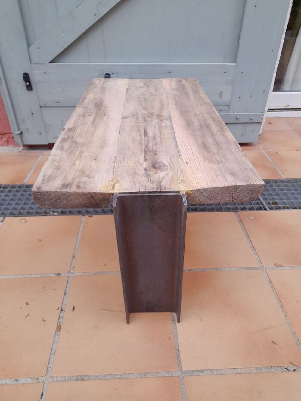 1 table basse brutaliste Meubles