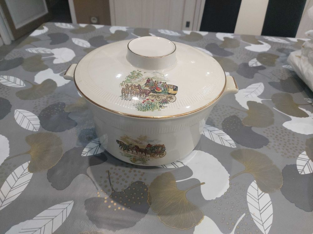 SERVICE DE VAISSELLE ANNEE 1970-1980 NEUF Décoration