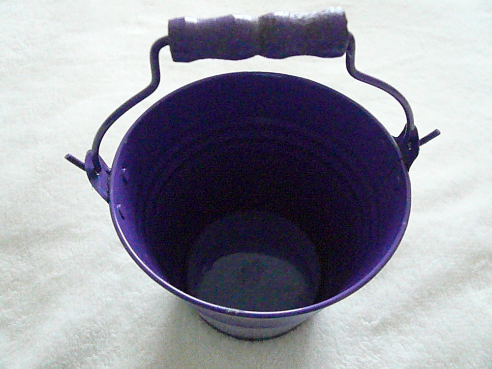 Pot violet en m&eacute;tal Décoration