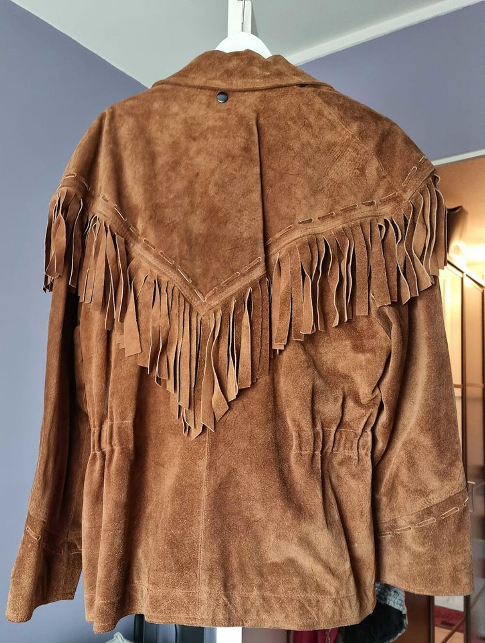 Tr&egrave;s, tr&egrave;s belle veste T42.44. Neuve . Cuir retourn&eacute; daim. Vêtements