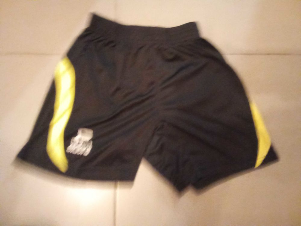SHORT ET CHAUSSETTES NOIR ET JAUNE DE " MARQUE ELDERA" . Vêtements enfants