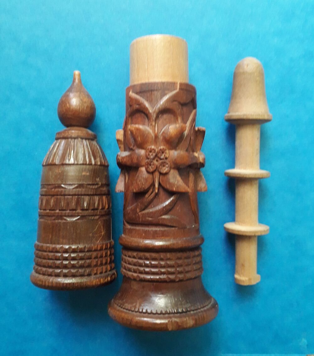 Ancienne boite &agrave; aiguilles &agrave; coudre en bois 