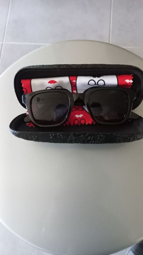 Jolies lunettes de soleil 
Noire
Marque Opal 10 Marseille 12 (13)