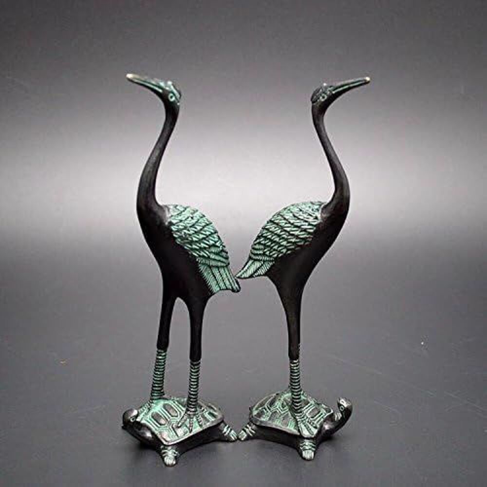 magnifique grues pos&eacute;e sur une tortue en bronze. 