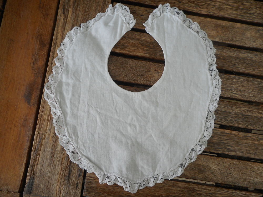 Ancien bavoir coton blanc brod&eacute; Puériculture