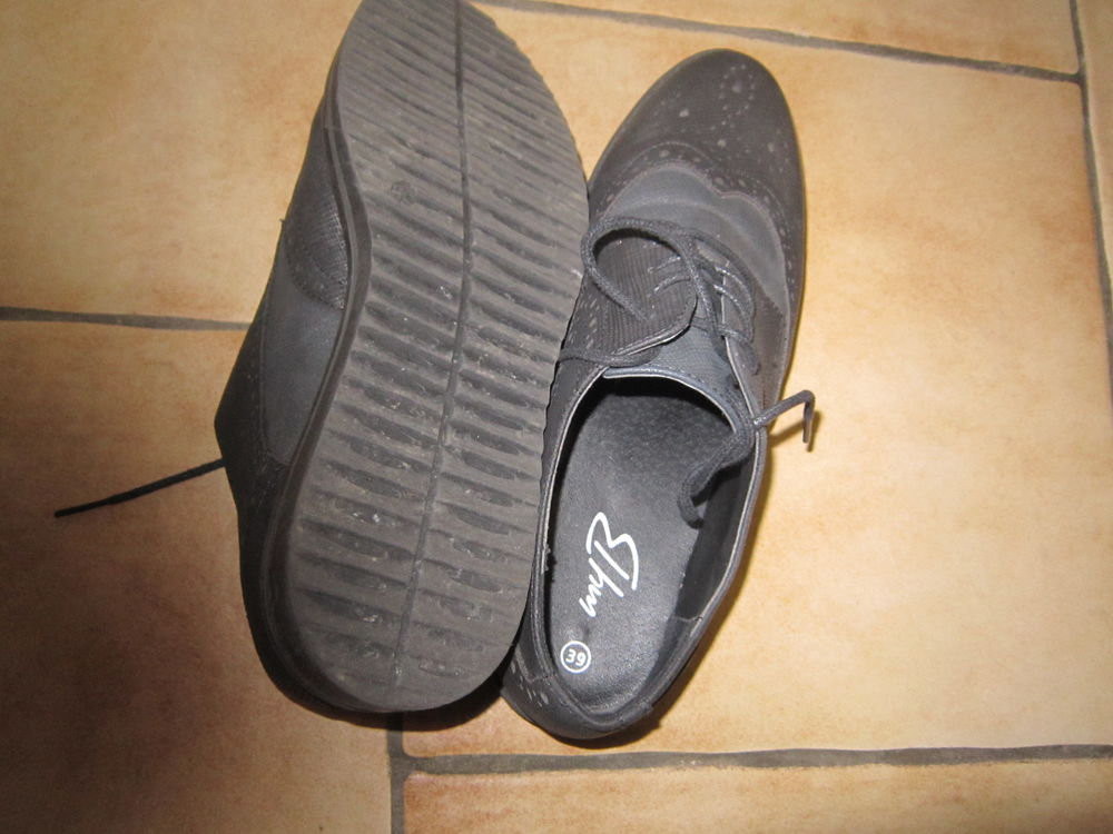 Une paire de chaussures &agrave; lacets Femme Chaussures