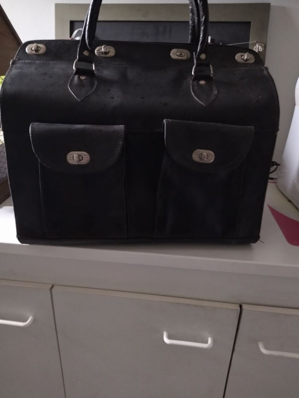 A SAISIR SACCOCHE CUIR NOIRE 
: Maroquinerie