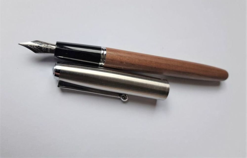 stylo plume NEUF en bois et acier Bijoux et montres