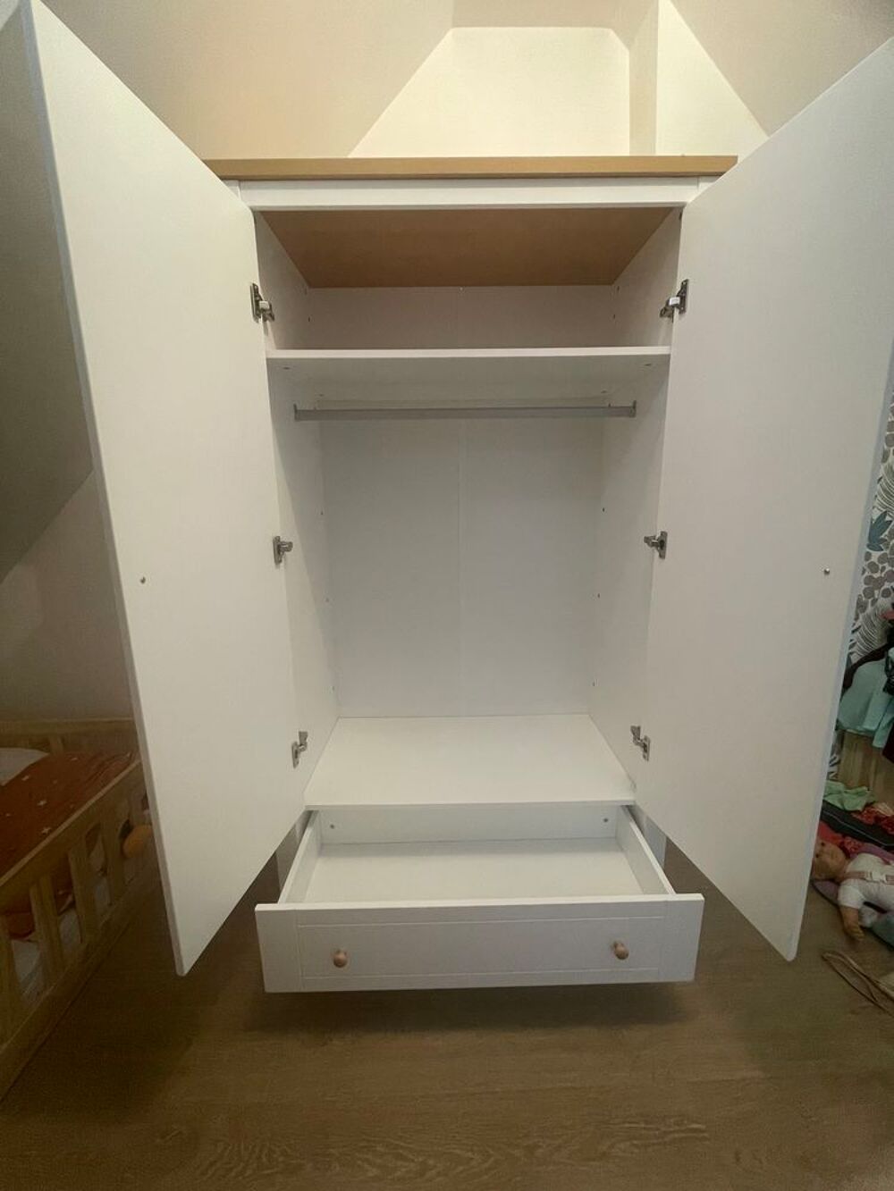 Lit &agrave; barreaux et armoire b&eacute;b&eacute; Puériculture