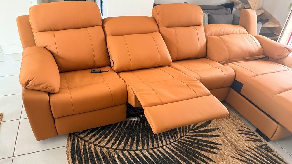 Canap&eacute; d'angle en cuir avec relax &eacute;lectriques + console (porte-gobelets/prises) Meubles