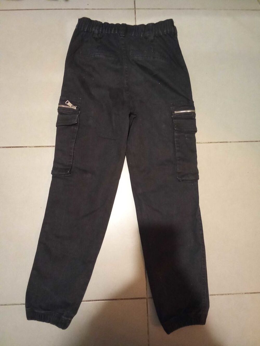 PANTALON DE " MARQUE MONDAY ET DE COULEUR NOIR DE TAILLE XS ". Vêtements