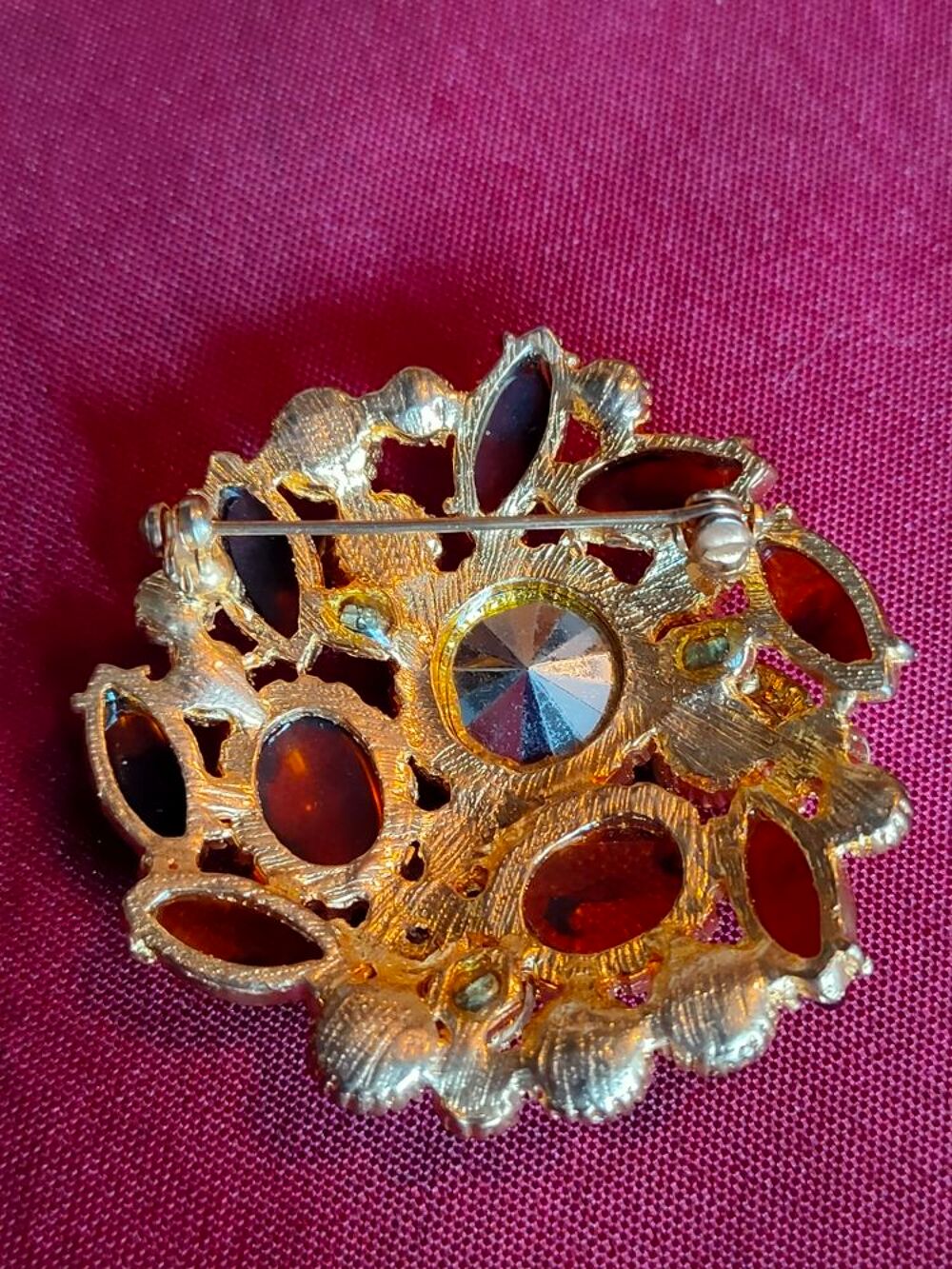 Ancienne broche en m&eacute;tal dor&eacute; avec perles fines marrons Bijoux et montres