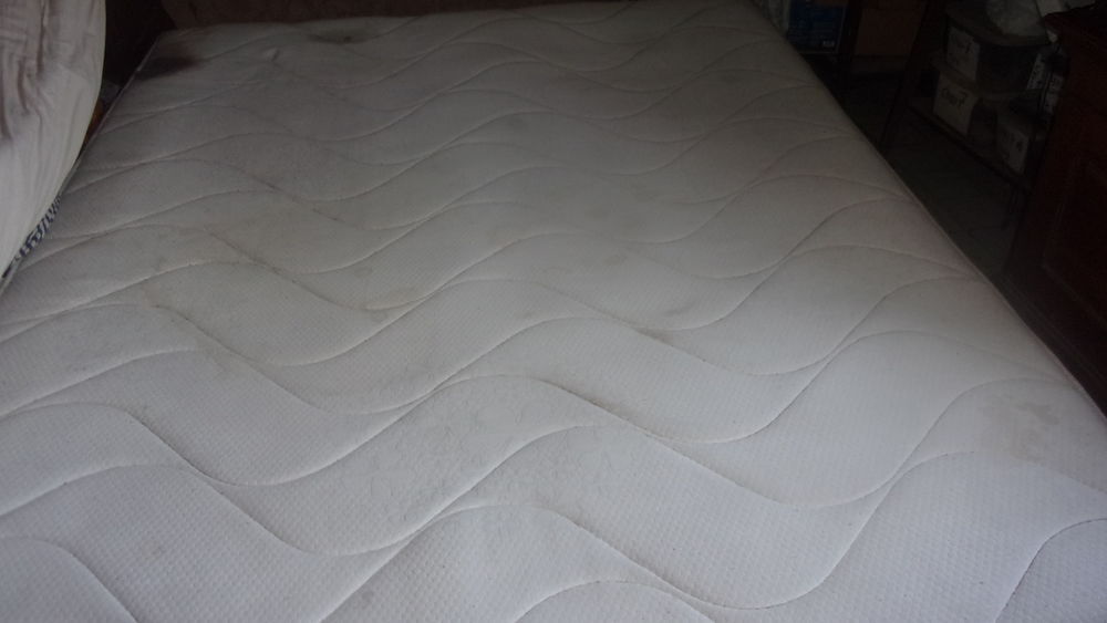 grands matelas et son sommier 160/2 m
Meubles