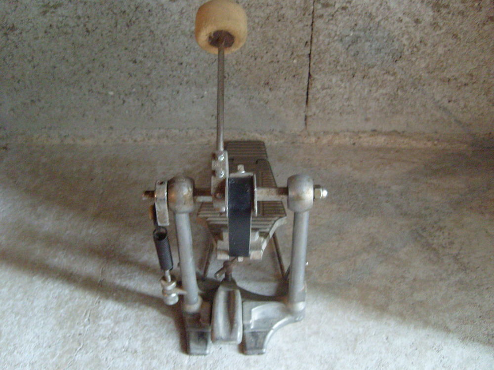 Ancienne p&eacute;dale batterie de marque Tama Instruments de musique