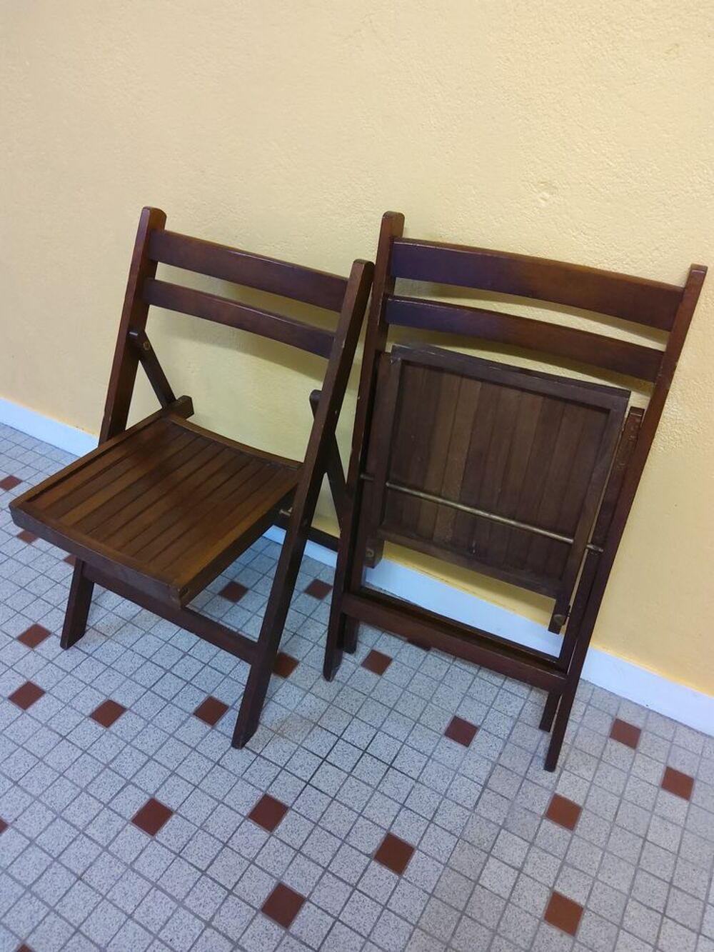 LOT DE 2 CHAISES Meubles