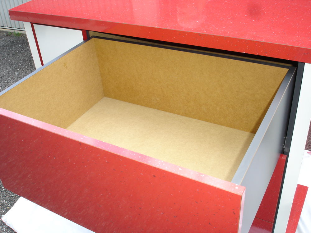 Tr&egrave;s joli MEUBLE en Bois agglo particules HDF Haute densit&eacute;. Meubles