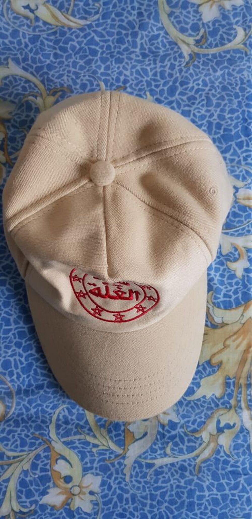 Casquette beige brod&eacute;e rouge unisexe, tr&egrave;s bon &eacute;tat Vêtements