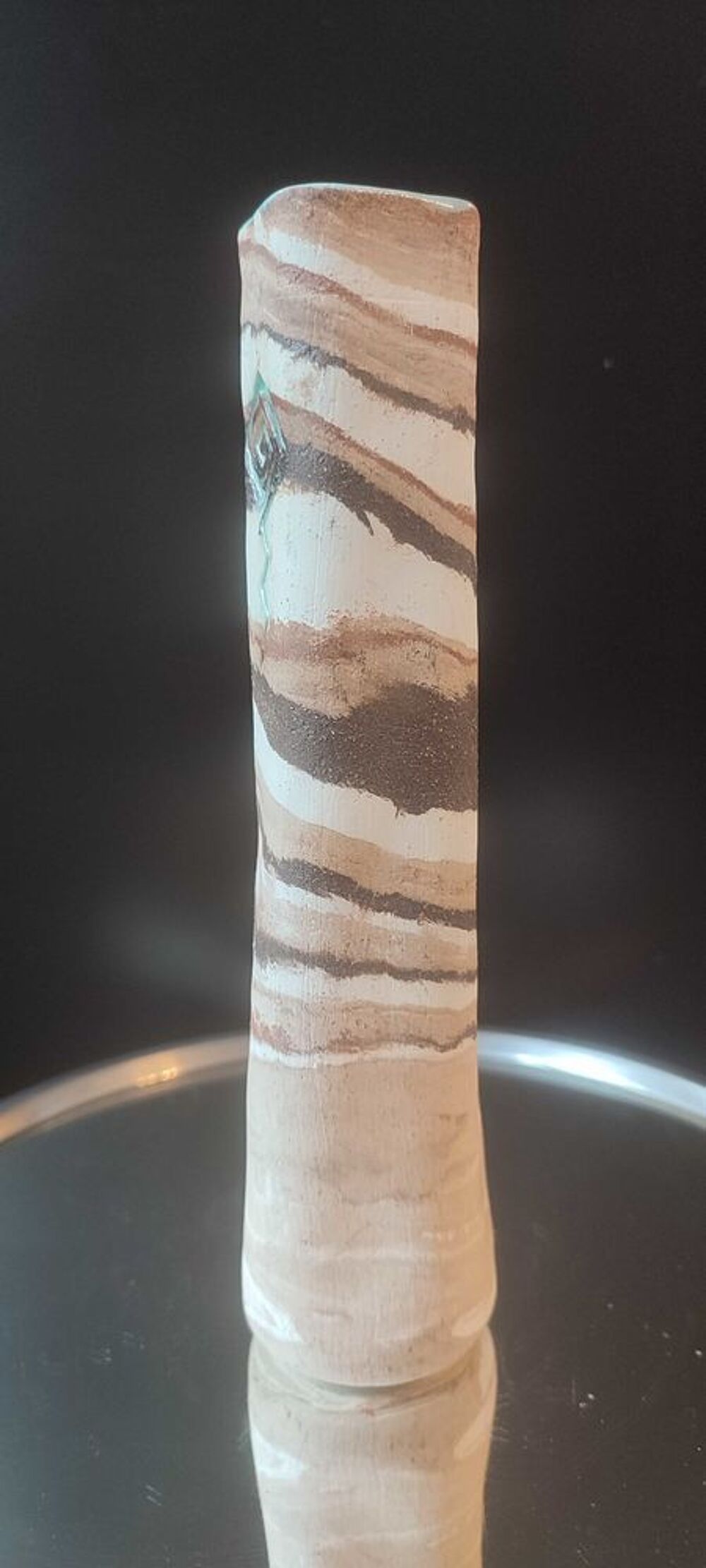 Vase en gr&egrave;s tourn&eacute; sign&eacute; &agrave; d&eacute;cor en relief 