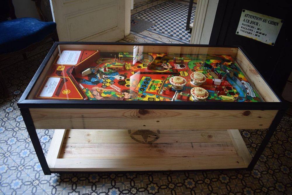 Table de salon plateau flipper illumin&eacute; OUTLAW 
Meubles