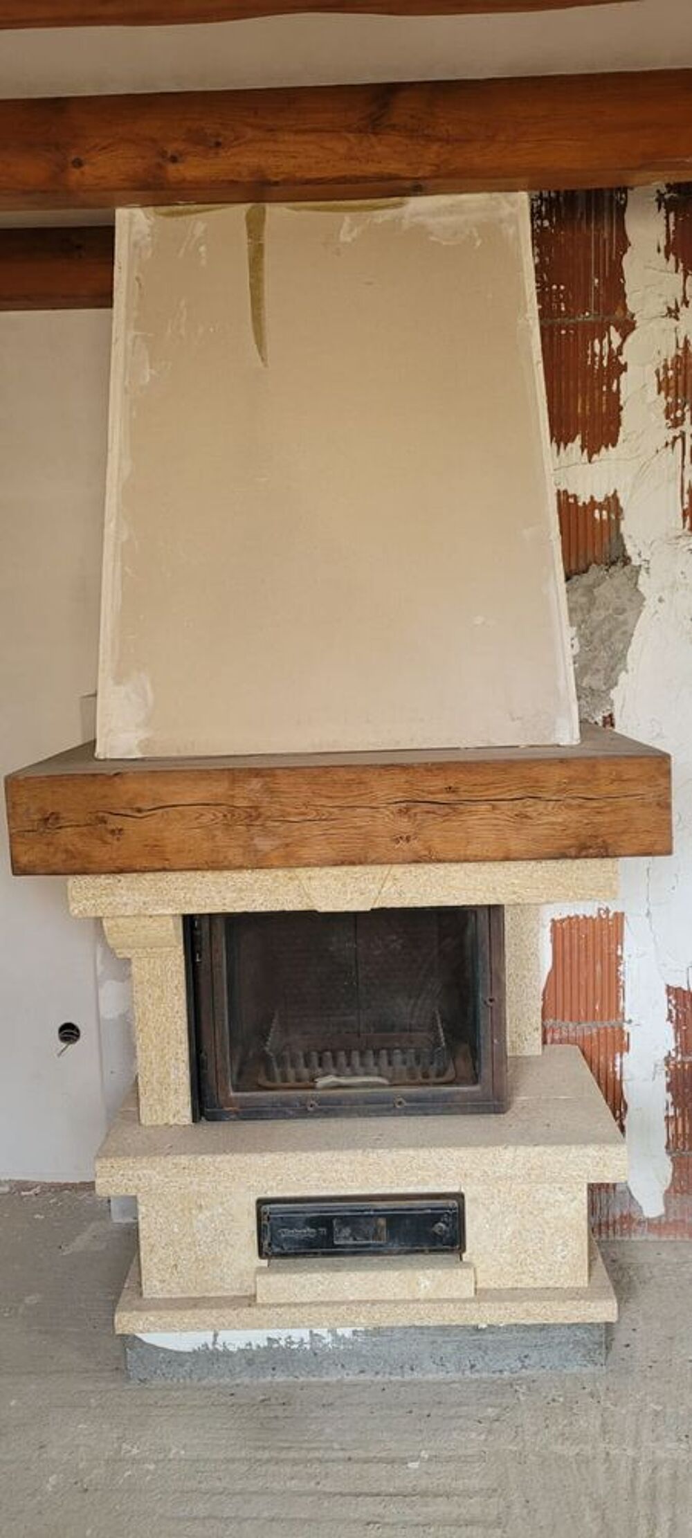 Chemin&eacute;e &agrave; foyer ferm&eacute; Meubles
