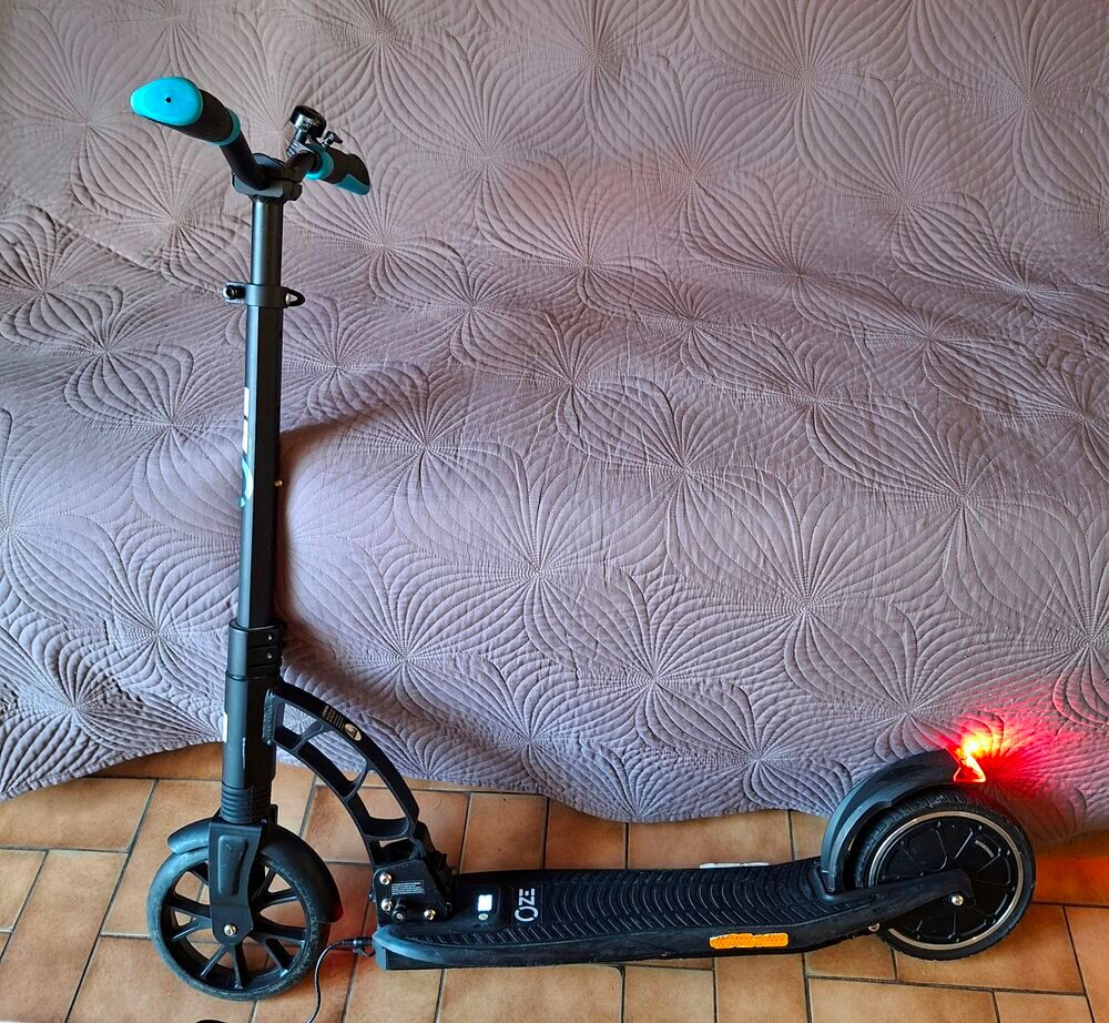 Trottinette &eacute;lectrique E-FLY OZE noire. Sports