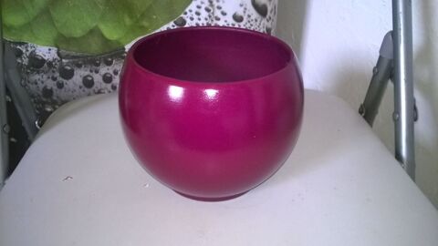 Pot violet
Excellent etat
En c�ramique
16 cm de diam�tre
8 Talange (57)