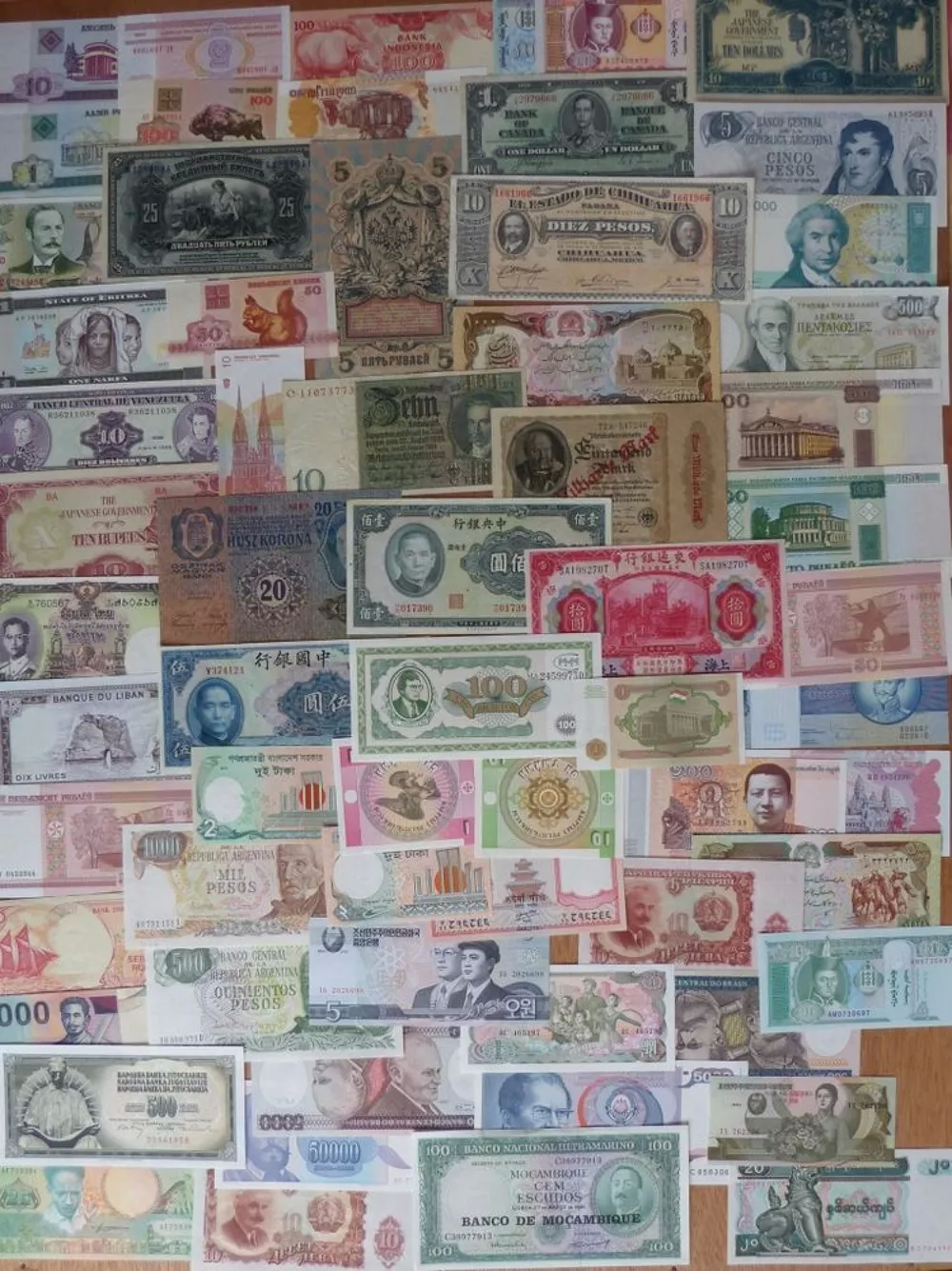 lot de + 700 billets banque du monde 
